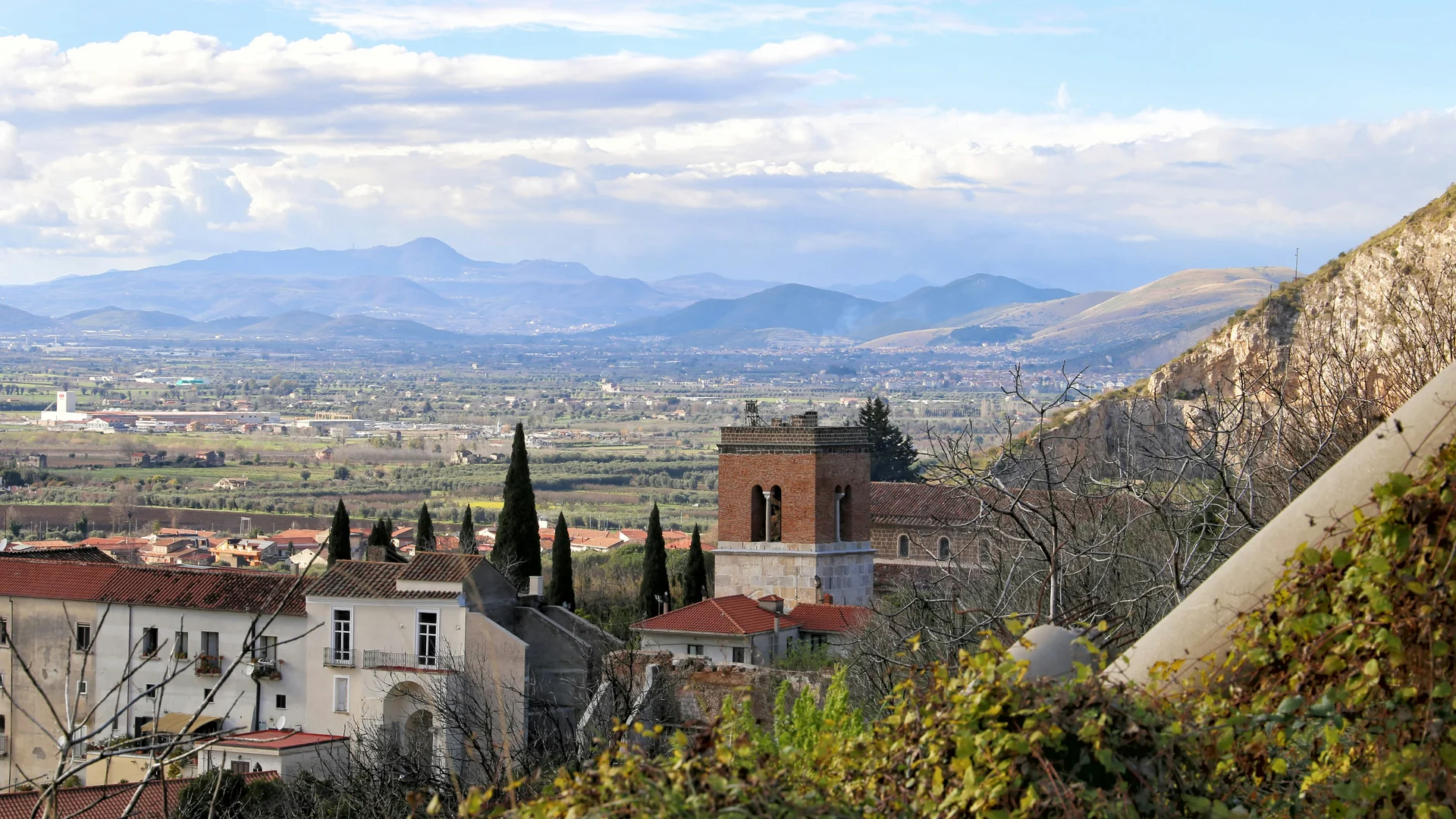 Hotel Regina Caserta · Ci troviamo qui Veduta panoramica di un villaggio con tetti rossi e montagne sullo sfondo