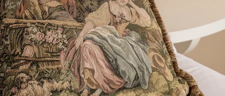 Cuscino decorativo con scena romantica su letto bianco