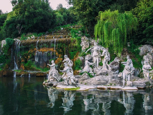 Cosa vedere a Caserta e dintorni · Hotel Regina Statue di figure mitologiche su un'isola in un lago con cascata e vegetazione verde