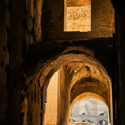 Cosa vedere a Caserta e dintorni · Hotel Regina Interno antico con archi e luce naturale che illumina le mura di pietra