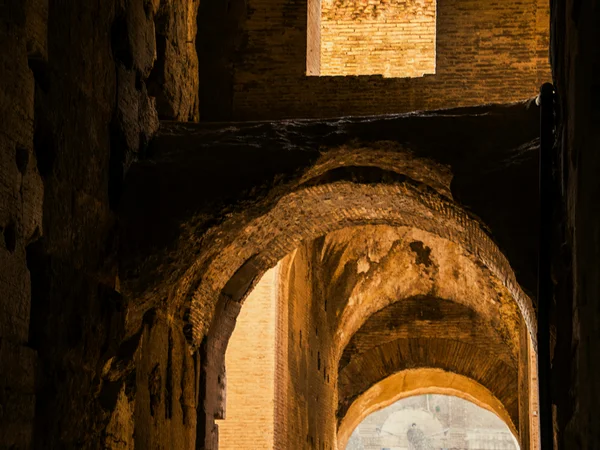Cosa vedere a Caserta e dintorni · Hotel Regina Interno antico con archi e luce naturale che illumina le mura di pietra