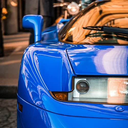 Primo piano della parte anteriore di un'auto sportiva blu brillante