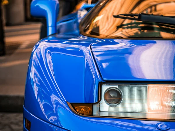 Primo piano della parte anteriore di un'auto sportiva blu brillante