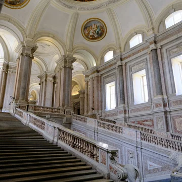 Storie e curiosità su Caserta · Hotel Regina Grande scalinata in marmo con balaustre ornate e soffitti affrescati in edificio storico