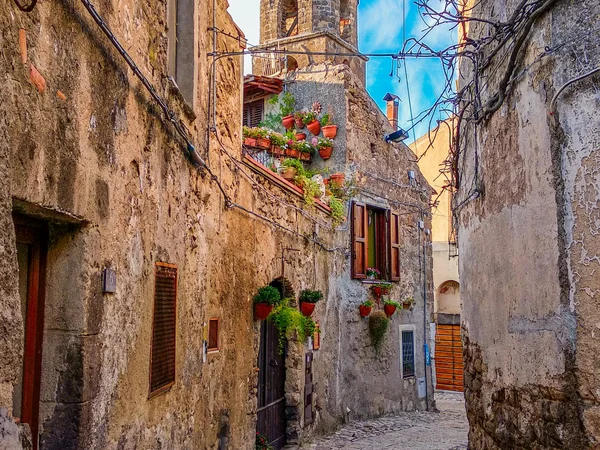 Cosa vedere a Caserta e dintorni · Hotel Regina Vicoli stretti con case in pietra e fiori in vaso in un borgo antico