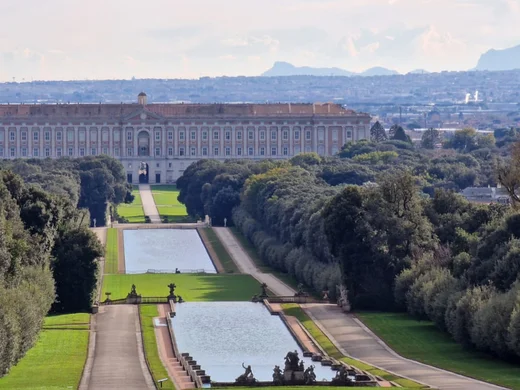 Hotel Regina · Il tuo hotel per coppie a Caserta Veduta del Palazzo Reale di Caserta con giardini e vasche d'acqua