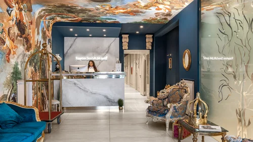Hotel Regina Caserta · Sapori di Campania Reception di hotel con decorazioni barocche, divani blu e soffitto affrescato