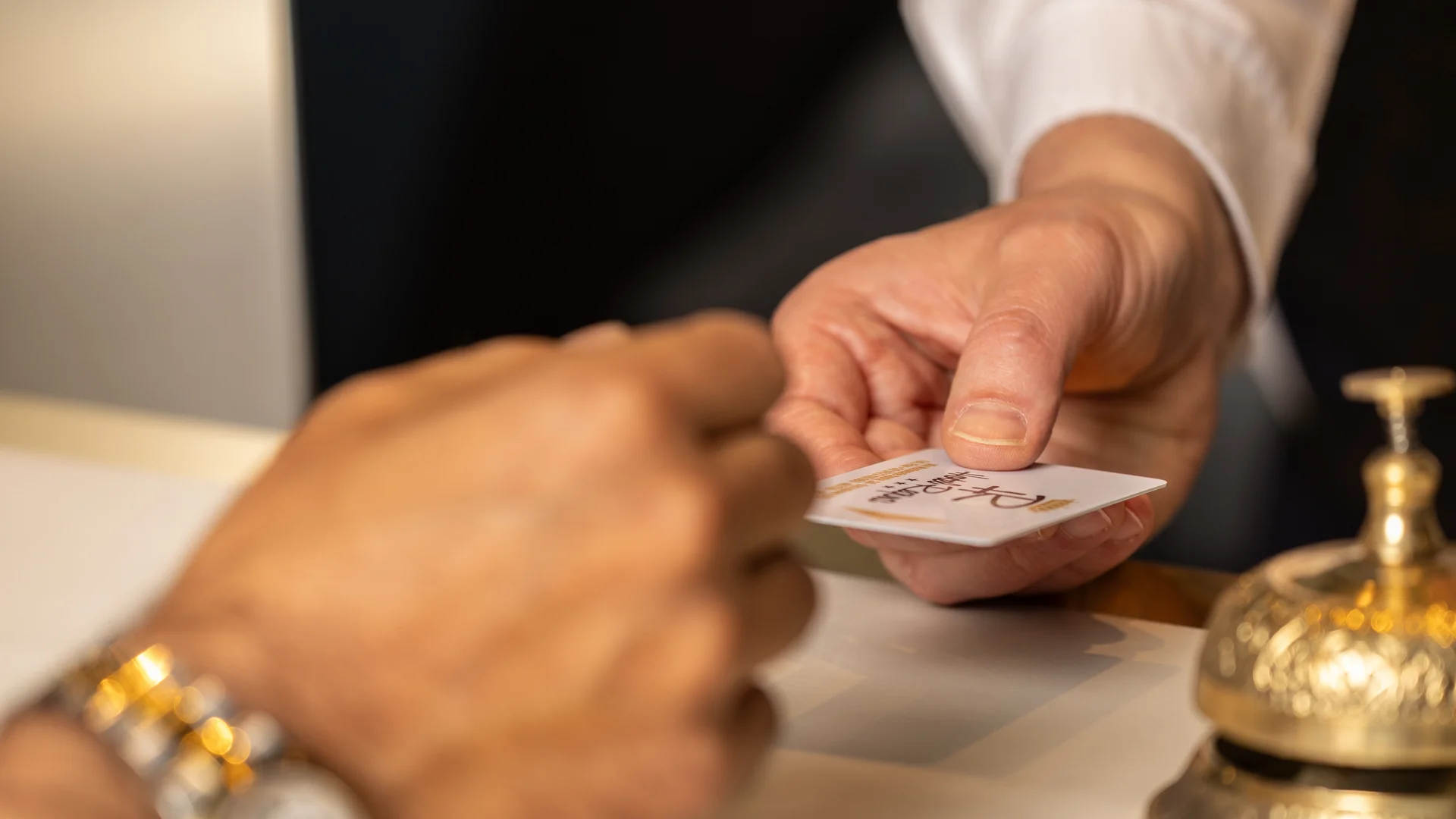 Tutti i servizi inclusi ed extra dell’Hotel Regina a Caserta Scambio di una chiave o tessera alla reception di un hotel con campanello dorato