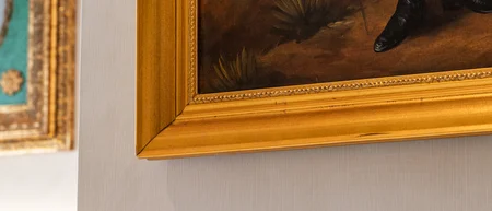 Dipinto di uomo in abiti storici con bastone in cornice dorata
