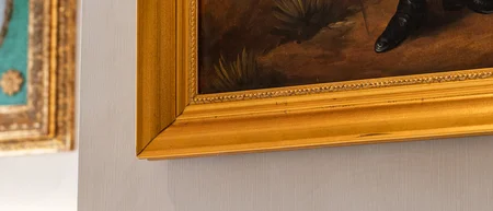 Dipinto di uomo in abiti storici con bastone in cornice dorata