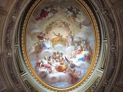 Hotel Regina: alla scoperta del Casertano Affresco ovale sul soffitto con figure mitologiche e nuvole