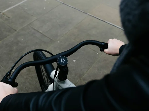 Cosa vedere a Caserta e dintorni · Hotel Regina Persona che guida una bicicletta su un marciapiede in città