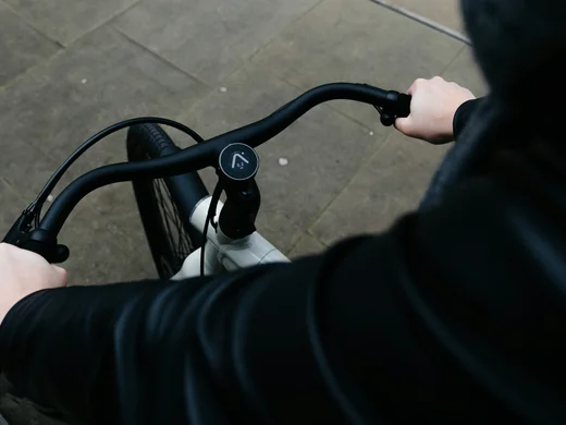Tutti i servizi inclusi ed extra dell’Hotel Regina a Caserta Persona che guida una bicicletta su un marciapiede in città