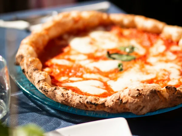 Hotel Regina Caserta · Sapori di Campania Pizza margherita con mozzarella e basilico su piatto trasparente
