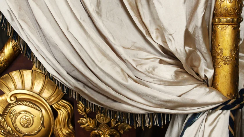 Il segreto nella prima pietra Tenda bianca drappeggiata con dettagli dorati decorativi