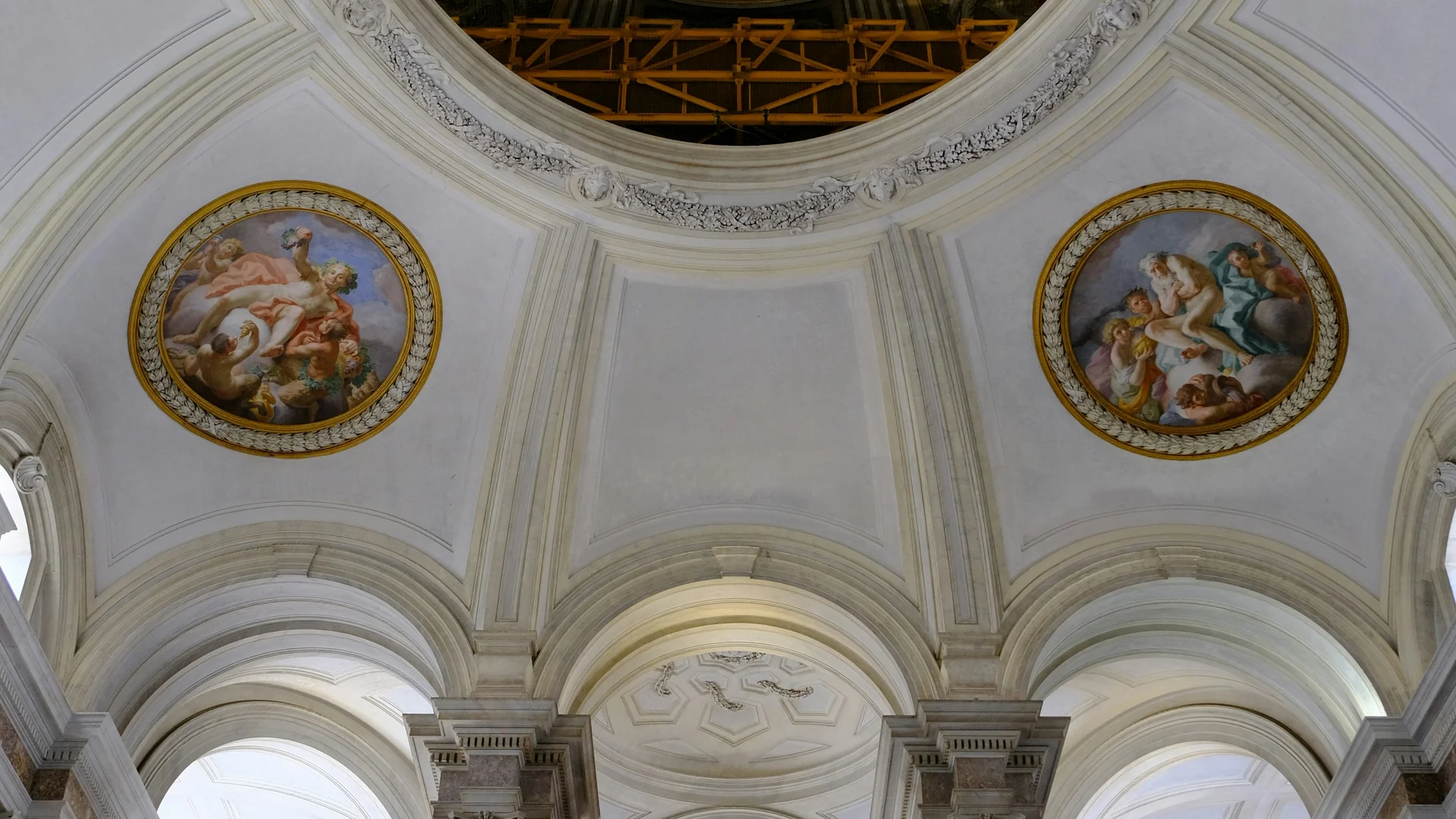 Interno di una chiesa con colonne alte e affreschi sul soffitto a cupola