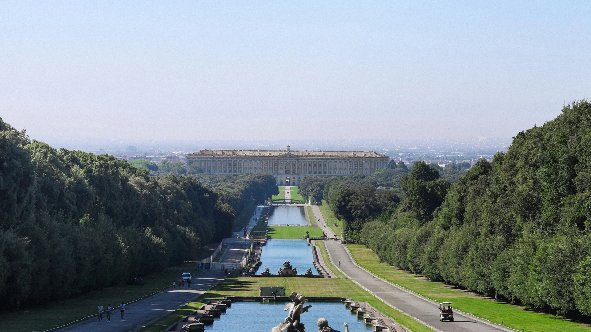 Hotel Regina: alla scoperta del Casertano Vista della Reggia di Caserta con giardini, statue e fontane