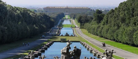 Vista della Reggia di Caserta con giardini, statue e fontane