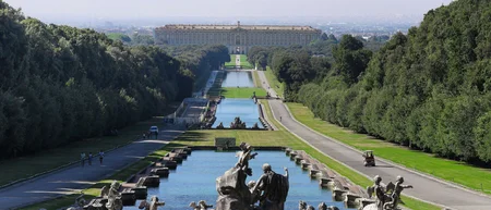 Vista della Reggia di Caserta con giardini, statue e fontane