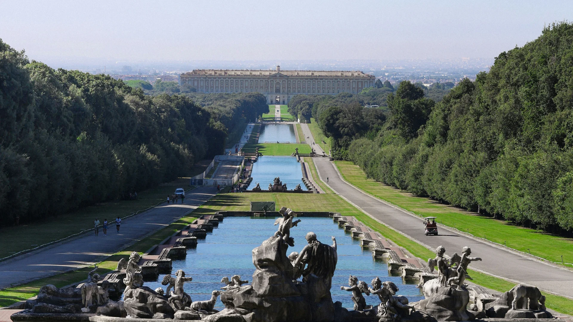 Vista della Reggia di Caserta con giardini, statue e fontane